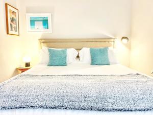 The Leo - One Bedroom Apartment W Private Balcony