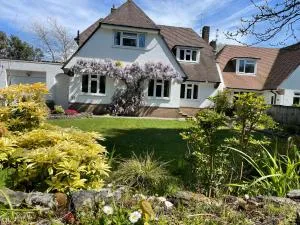 Charming Bournemouth house with beautiful spacious gardens, 5 min drive to beaches, free parking for 2-3 cars - Winton