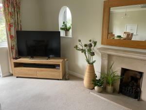 Charming Bournemouth house with beautiful spacious gardens, 5 min drive to beaches, free parking for 2-3 cars