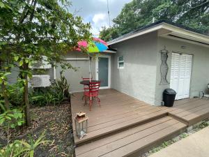 Private Studio Cabin steps from Calle 8