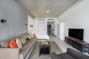 Gorgeous Bright Studio Parking PoolViews! #135