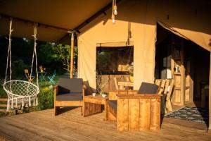 Lodges La Jolie Longere Fleurie Lodge avec piscine et jardin : photos des chambres