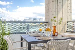 Bright 2BR - 4th floor, Balcony, Free Parking by Gravity Prague