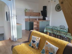 Appartements Au calme avec terrasse, clim et parking clos : Appartement avec Terrasse