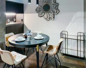 Luxury Melbourne CBD Apt in Iconic QT Building