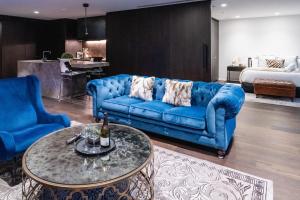 Luxury Melbourne CBD Apt in Iconic QT Building