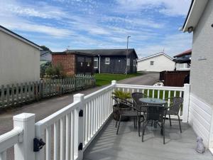 SeasideEscape-2Br-Sleeps4-Parking-PetsOK-Fireplace