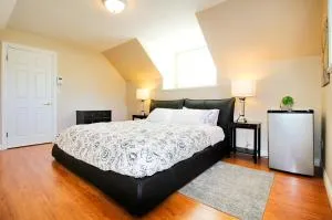 Spacious Two Bedrooms with Two Bathrooms Central Richmond 15min to YVR Airport - Point Roberts