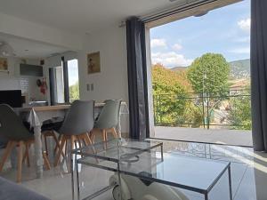 Maisons de vacances Maison individuelle plein centre avec jardin ,au pied du Mont Ventoux : photos des chambres