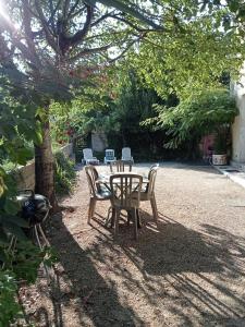 Maisons de vacances Maison individuelle plein centre avec jardin ,au pied du Mont Ventoux : photos des chambres