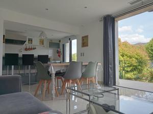 Maisons de vacances Maison individuelle plein centre avec jardin ,au pied du Mont Ventoux : photos des chambres
