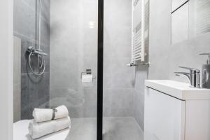 Modern 70m² apartment with private garden Metro