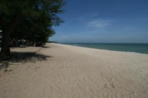 Beachfront Hotel Cha Am