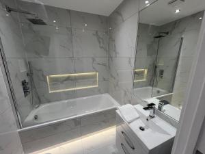 Queen Apartment - En-Suites - High Spec - 7 Guests