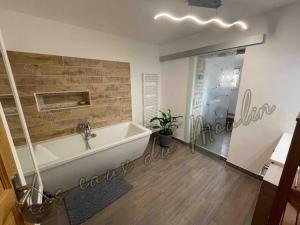 Maisons de vacances Gite Les Eaux du Moulin piscine chauffee et jacuzzi : photos des chambres