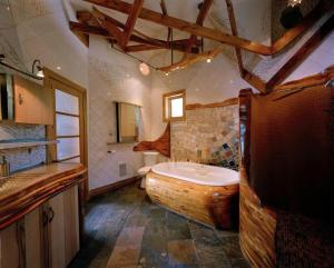 Le Sculptural Spa, billiards, firepit & pool