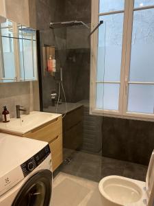 2 Bedroom with Spacious Terrace minutes from Champs Elysées