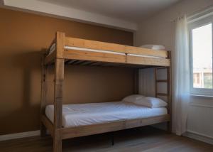 Garden Serenity Bunk Room with Private Bath Near Airport