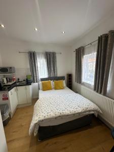 Luxury Private 2nd Studio Flat With Great Views in Keedonwood Road With Fully Own Bathroom Newly Added And Private Kitchenette