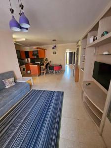 Esplanada flat with free beach, no single men