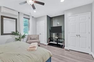 Stylish Washington DC Apartment with King Bed, 75 inch TV & Free Parking