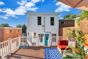 Stylish Washington DC Apartment with King Bed, 75 inch TV & Free Parking