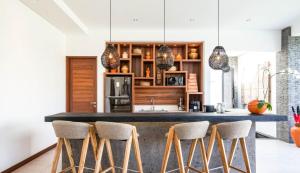 Splendid 6BR Villa, Just 400m to the Shoreline