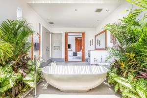 Luxury 6BR Villa, Canggu, 400m to Finns Beach