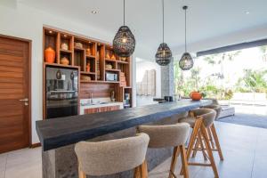 Stunning 6 Bedroom Villa Only 400m to the Beach