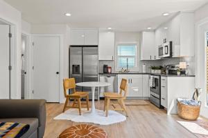 Modern Guest House Near Downtown!