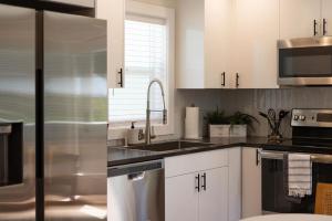 Modern Guest House Near Downtown!