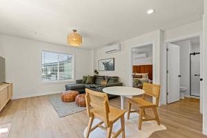 Modern Guest House Near Downtown!