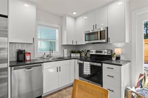 Modern Guest House Near Downtown!