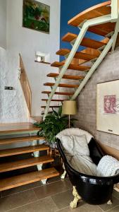 Unikt boende i egen del av hus nära stad och strand