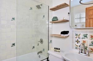 Dos Hermanas Casita 6 Downtown Courtyard Patio