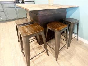 Johnny Cash "rambler" On Main