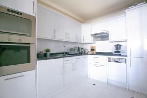 Beautiful 1 Bedroom Luxury Apartment next to Champs-Elysées - PC62A