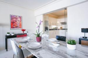 Beautiful 1 Bedroom Luxury Apartment next to Champs-Elysées - PC62A
