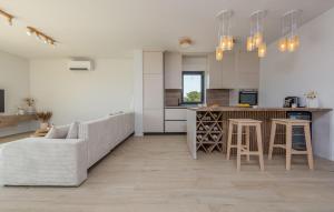 4 Bedroom Cozy Home In Poljica Brig 