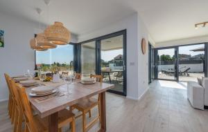 4 Bedroom Cozy Home In Poljica Brig