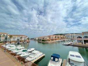 T2 avec loggia vitrée, terrasse, parking à Sète - FR-1-338-589