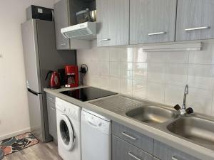 Studio cosy avec terrasse, clim, à 50m plage et 100m commerces, Fréjus - FR-1-226A-177