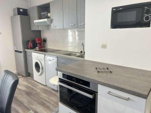 Studio cosy avec terrasse, clim, à 50m plage et 100m commerces, Fréjus - FR-1-226A-177