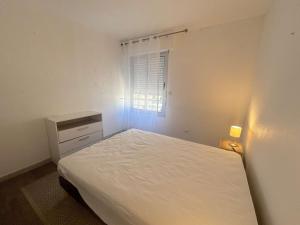 Studio cosy avec terrasse, clim, à 50m plage et 100m commerces, Fréjus - FR-1-226A-177