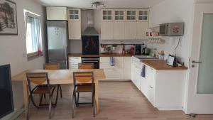 Bright by Trade Fair ICM 15 min direct to City Center 2-BedRoom full 2-BathRoom, free Parking, Balcony, Family and Business friendly