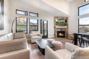 Mayflower Lakeside 1114-302 by Moose Management