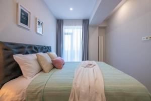 2BR apartment with view to city and river