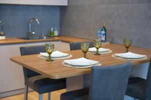 2BR apartment with view to city and river