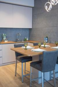 2BR apartment with view to city and river