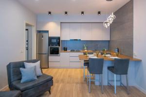 2BR apartment with view to city and river